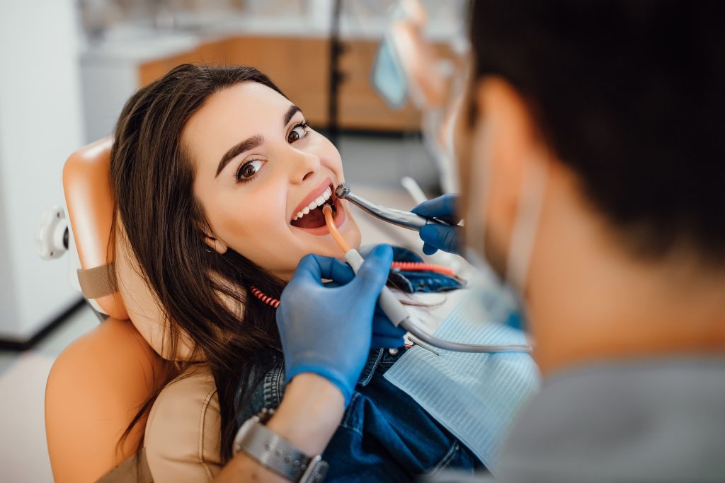 Descubre porqué el blanqueamiento dental es una excelente elección para mejorar tu sonrisa y confianza. ¡Inicia tu tratamiento hoy!