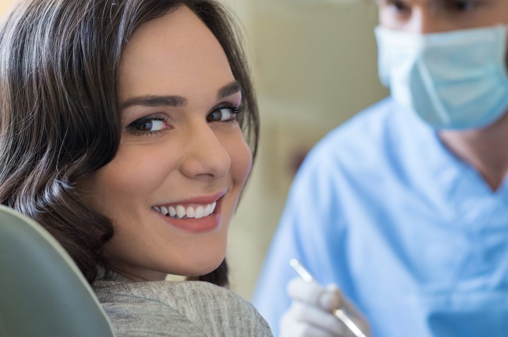 ¿No sabes cómo mejorar la apariencia de tu sonrisa? Te contamos las diferencias entre limpieza y blanqueamiento dental.