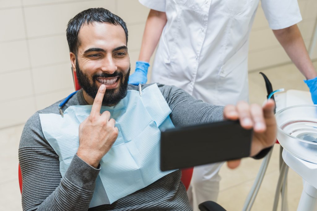 Mejora el aspecto de tu sonrisa con dientes blancos. Conoce los tratamientos que permiten conseguir tonos mucho más claros en tus dientes.