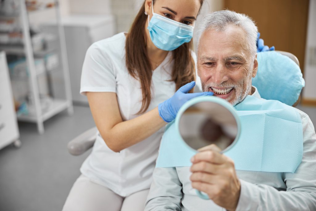 Hombre mayor revisando su dentadura.