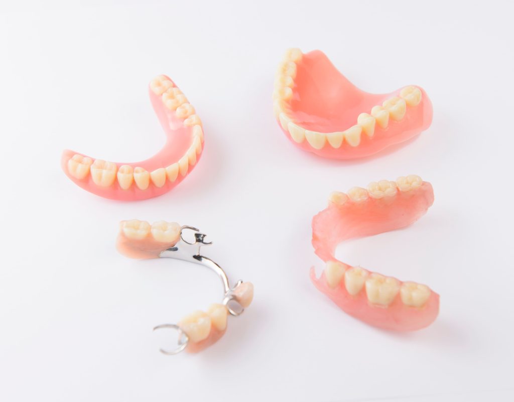 La prótesis dental repone dientes perdidos y mejora la funcionalidad y estética de la boca. ¡Recupera el poder de sonreír con confianza!