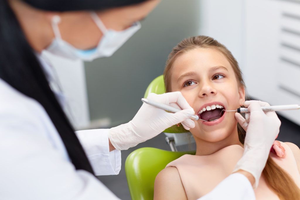 Los sellantes dentales ayudan a prevenir la aparición de caries, pero ¿sabes cómo funciona? Descubre su aplicación y beneficios.