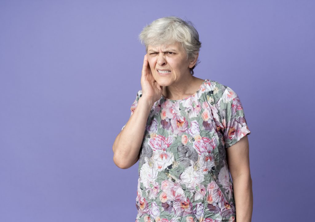 Mujer mayor con dolor de oído.