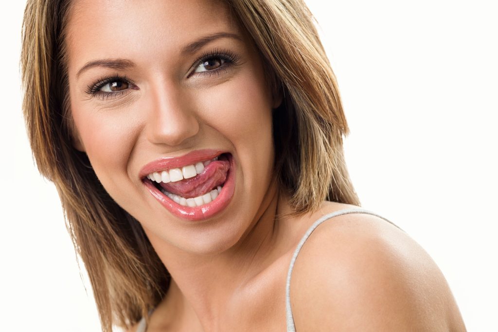 Mejora el aspecto de tu sonrisa con dientes blancos. Conoce los tratamientos que permiten conseguir tonos mucho más claros en tus dientes.