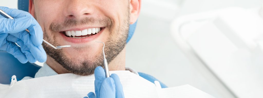 La resina dental es el material ideal para restauraciones. Conoce sus ventajas y cómo se diferencia de la amalgama.