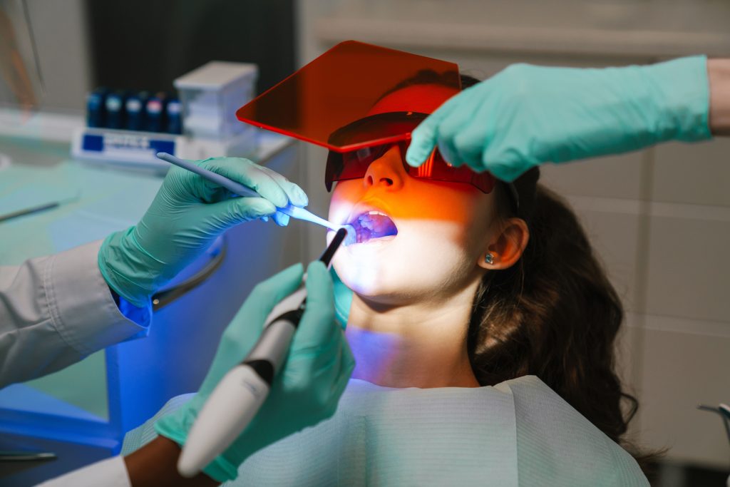 Los sellantes dentales ayudan a prevenir la aparición de caries, pero ¿sabes cómo funciona? Descubre su aplicación y beneficios.