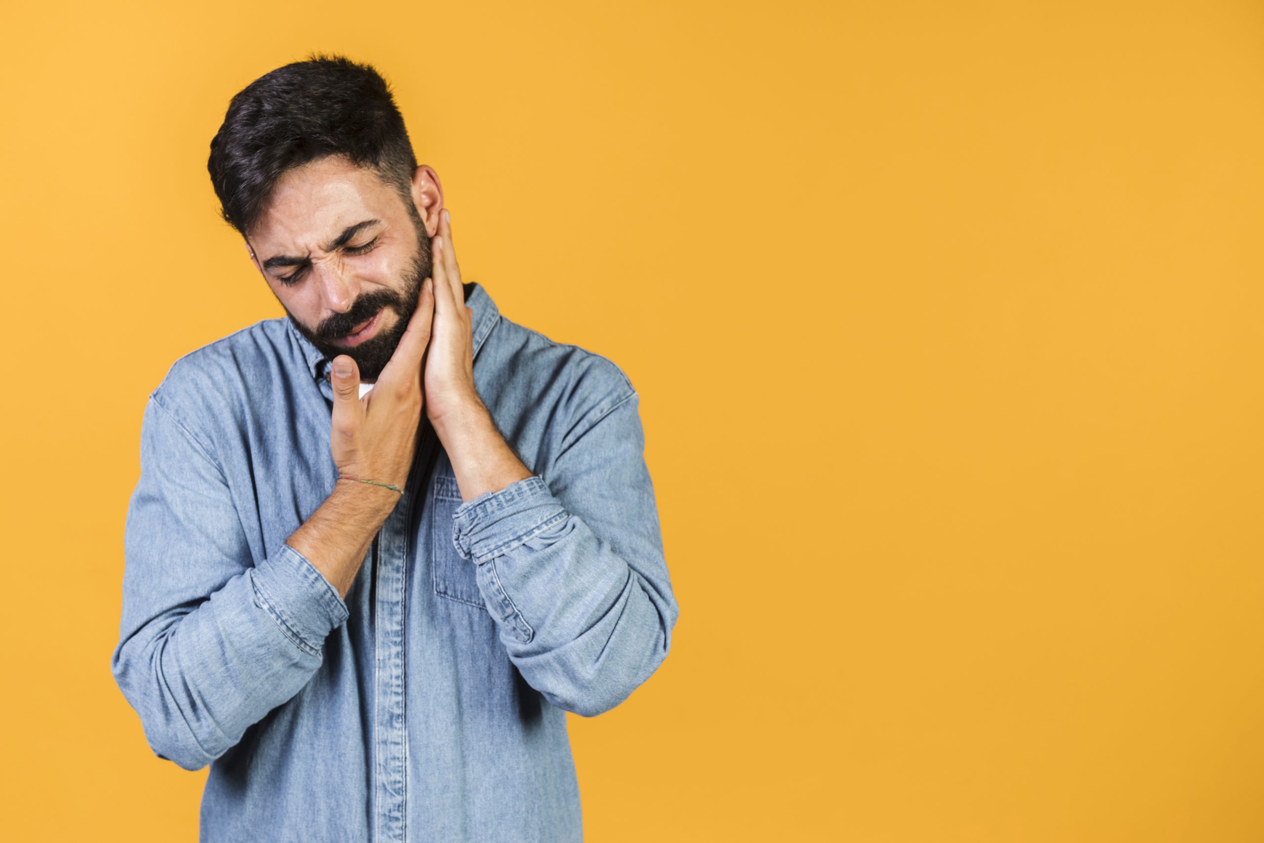 ¿Presentas cambios en el color, hinchazón o dolor dental constante? Conoce el tratamiento de conducto y evita complicaciones mayores.