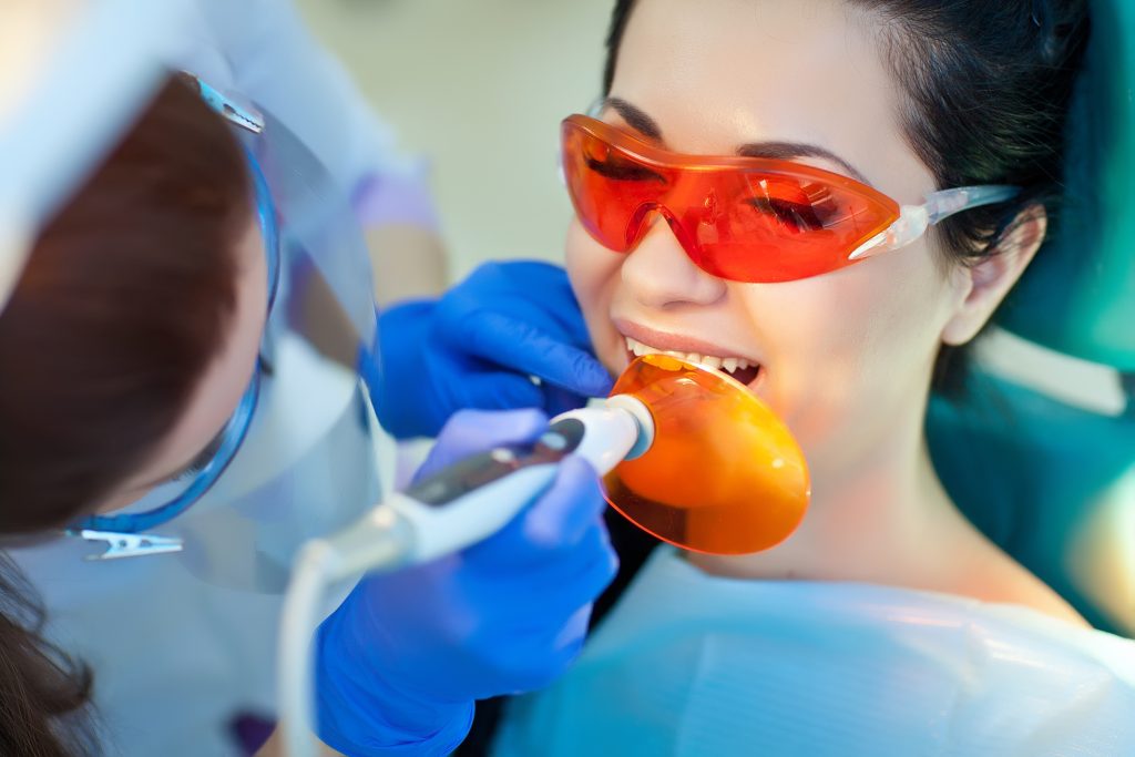 Conoce los secretos del blanqueamiento dental y elige el método perfecto para ti. ¡Comienza hoy a transformar tu sonrisa!