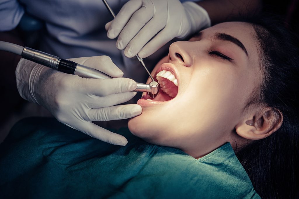 ¡La periodoncia va más allá de una sonrisa bonita! Esta especialidad cuida tus encías, combate enfermedades y preserva el hueso alveolar. 