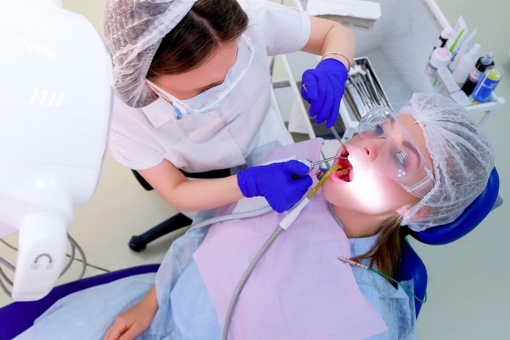 La profilaxis dental elimina la placa bacteriana y el sarro que se concentra en los dientes y las encías. ¡Conoce más!