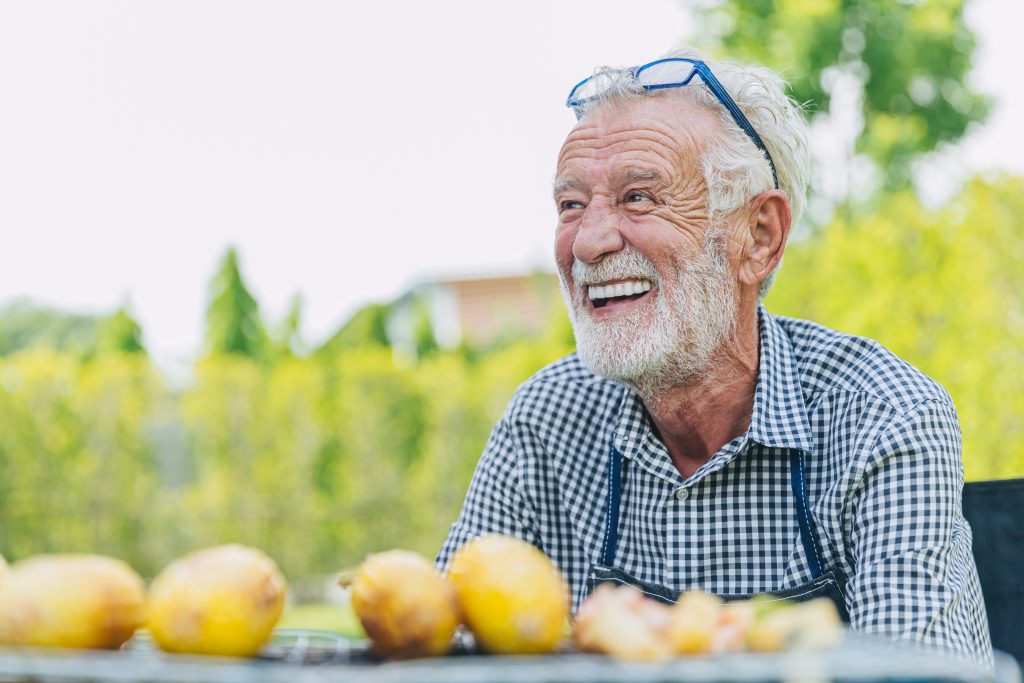 ¿Te has preguntado si la prótesis dental fija es la opción adecuada en la tercera edad? Exploramos sus características y tipos.