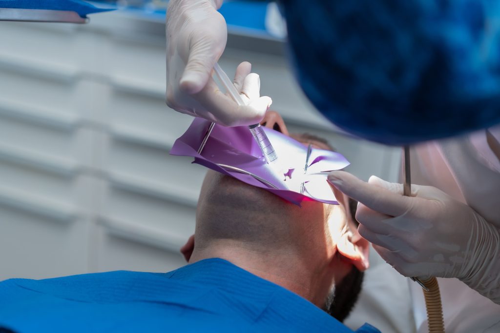 ¿Presentas cambios en el color, hinchazón o dolor dental constante? Conoce el tratamiento de conducto y evita complicaciones mayores.