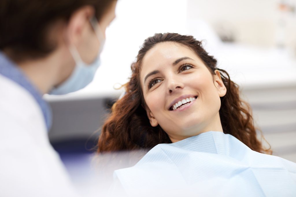 ¿No sabes cómo mejorar la apariencia de tu sonrisa? Te contamos las diferencias entre limpieza y blanqueamiento dental.