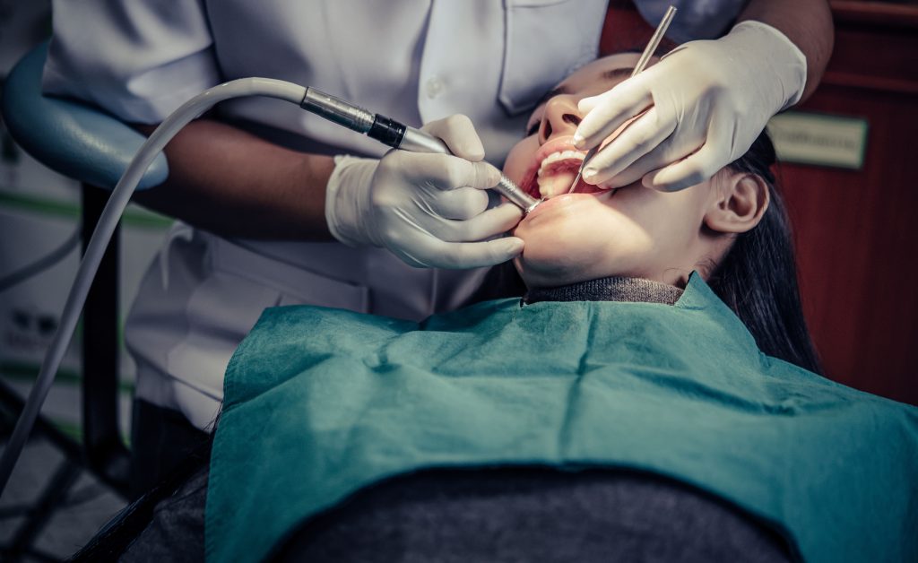 Conoce los tratamientos de periodoncia que te ayudarán a mantener tus dientes en óptimas condiciones. ¡En Coomeva cuidamos tu salud oral!